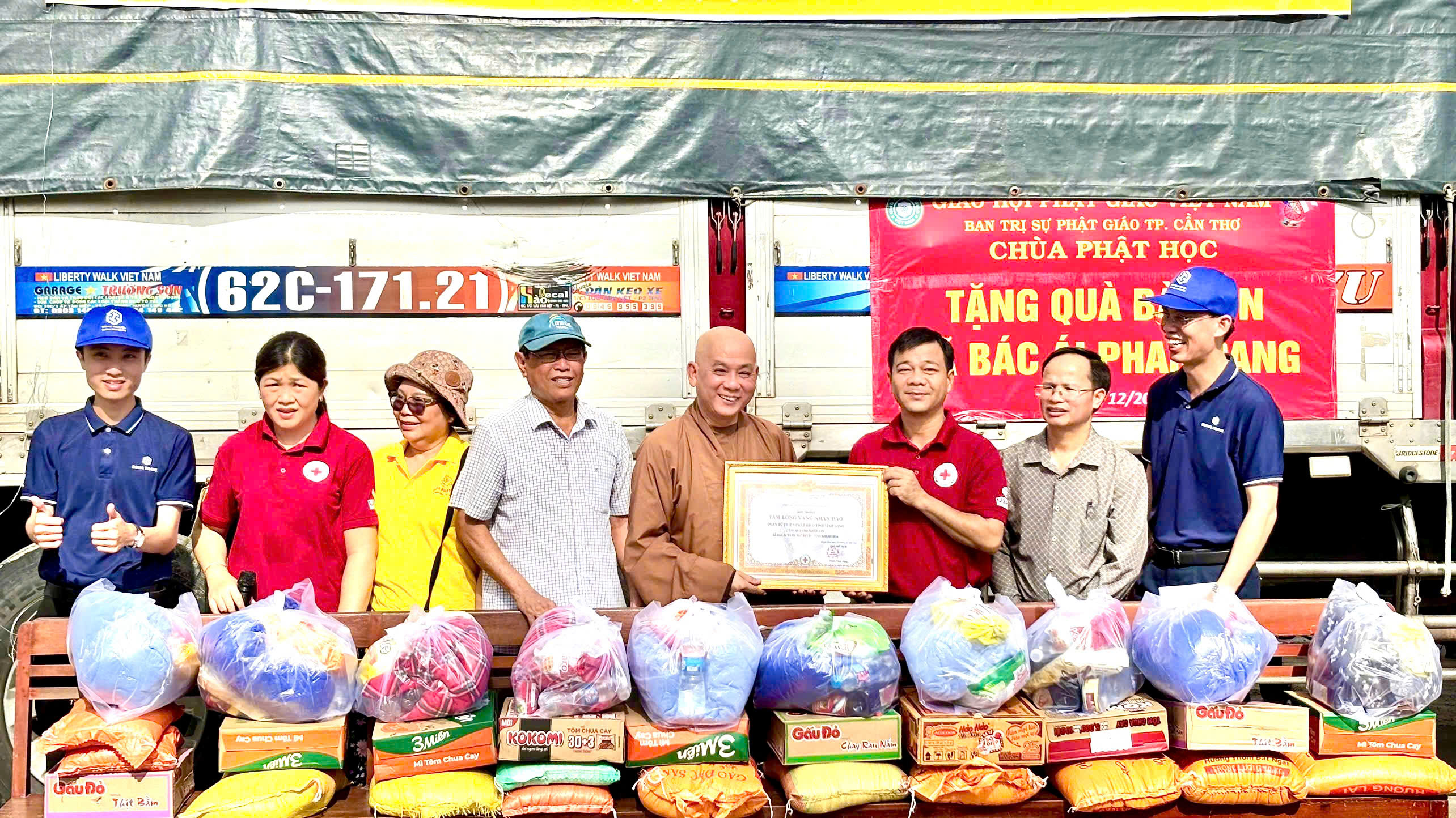 Hội Chữ thập đỏ tỉnh Khánh Hoà trao 1.100 suất quà cho đồng bào hai xã Bác Ái và Bác Ái Tây